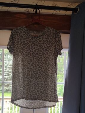 Zoe + Liv Grey Leopard Print Short Sleeve Tunic Top